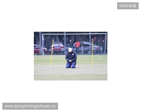 帽子上用中文写着努力、忍耐、牺牲，张外龙：是我作为教练的哲学