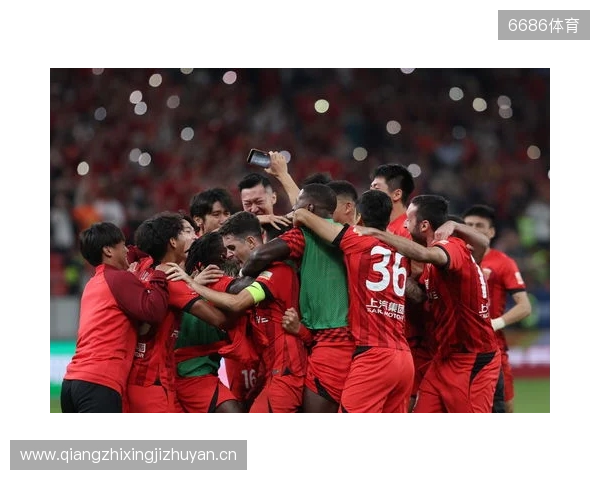 三连冠！上海海港加冕2025赛季中超冠军，摘下队史中超第四星