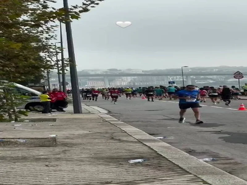 感人至深，朋友穿若塔球衣跑马拉松，期间与若塔妻子相拥